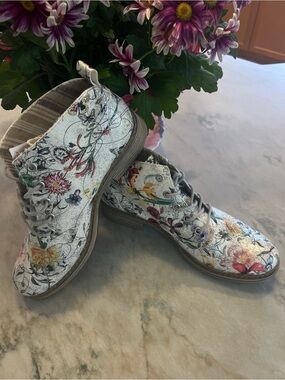 NWT NEW REIKER Floral Lace-Up Ankle Boots in White with Multicolor Print